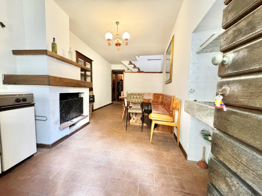 casa indipendente in vendita a Seravezza in zona Azzano