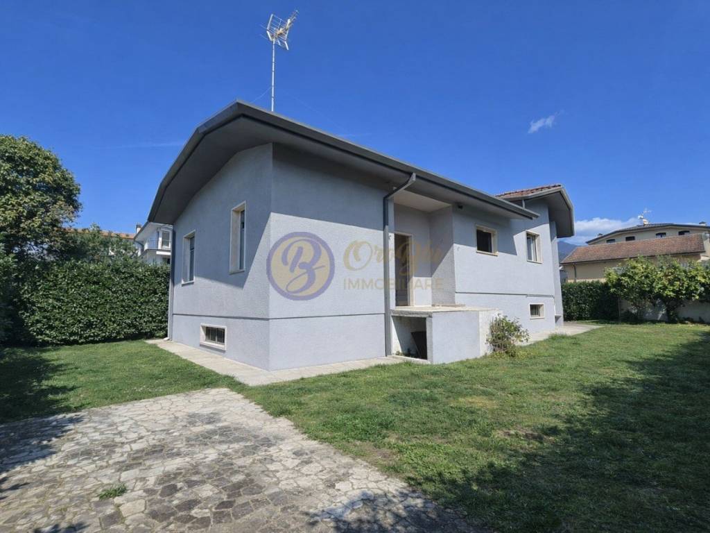 casa indipendente in vendita a Seravezza in zona Querceta