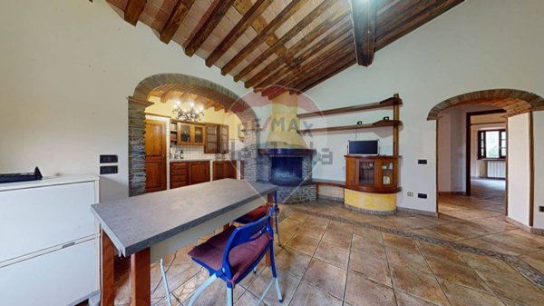 casa indipendente in vendita a Seravezza in zona Azzano