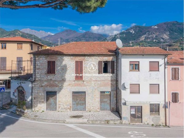 intera palazzina in vendita a Seravezza in zona Pozzi