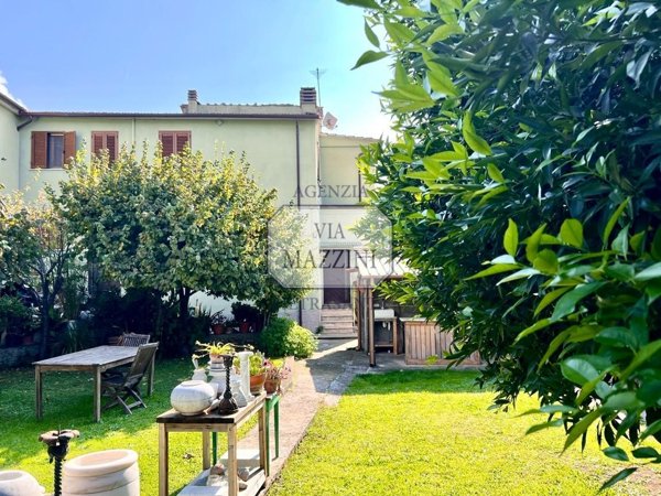 casa semindipendente in vendita a Seravezza in zona Pozzi