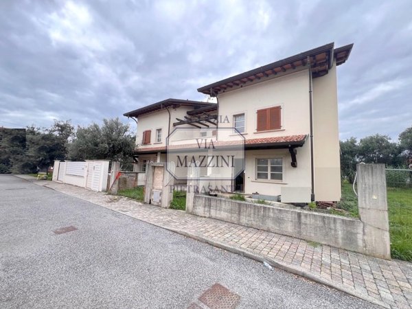 casa indipendente in vendita a Seravezza in zona Pozzi