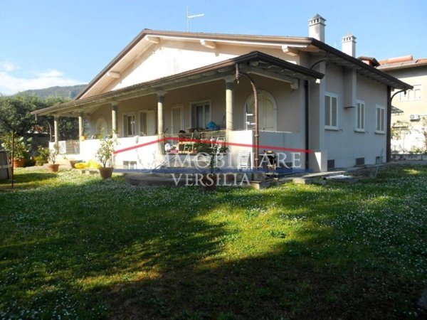 casa indipendente in vendita a Seravezza in zona Querceta