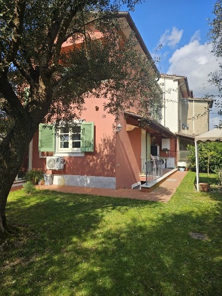 casa indipendente in vendita a Seravezza in zona Querceta