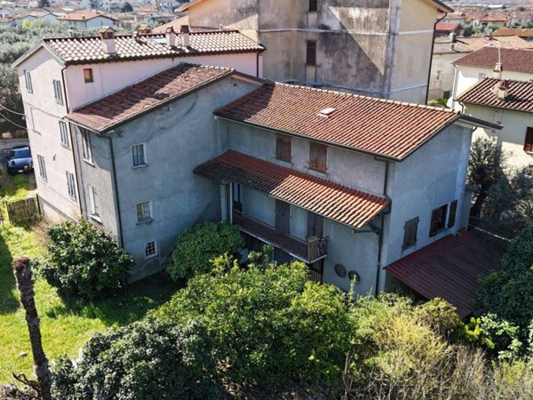 casa indipendente in vendita a Seravezza in zona Querceta