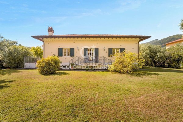 casa indipendente in vendita a Seravezza in zona Pozzi