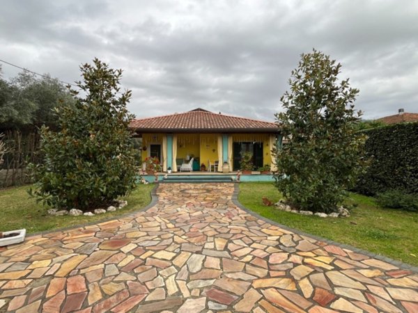 casa indipendente in vendita a Seravezza in zona Querceta
