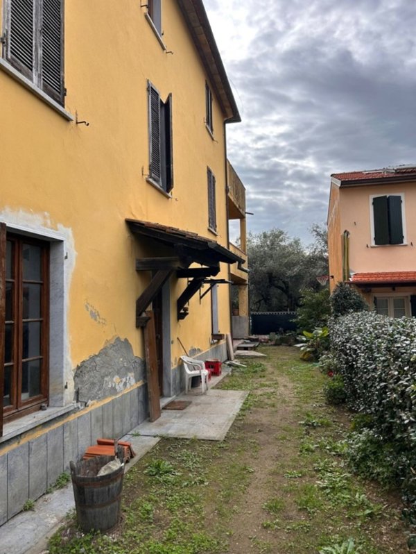 casa indipendente in vendita a Seravezza in zona Querceta