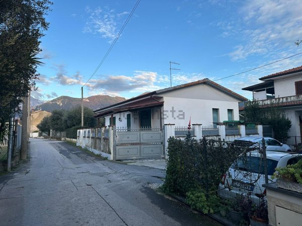 casa indipendente in vendita a Seravezza in zona Querceta