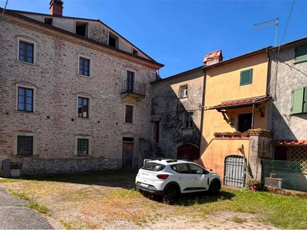 casa indipendente in vendita a Seravezza in zona Pozzi