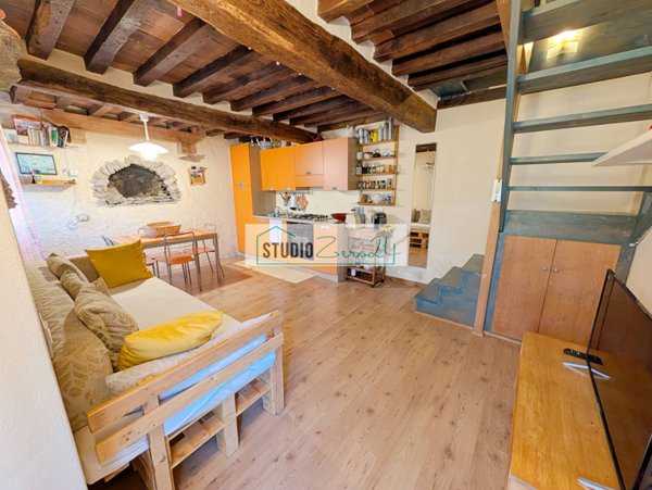 casa indipendente in vendita a Seravezza in zona Azzano