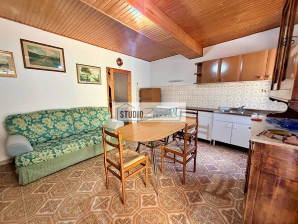 casa indipendente in vendita a Seravezza in zona Azzano