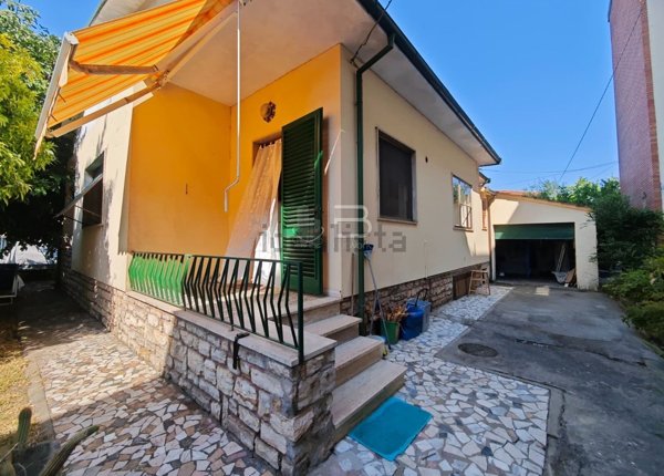 casa indipendente in vendita a Seravezza in zona Ripa