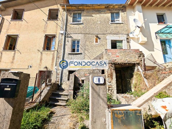 casa indipendente in vendita a Seravezza in zona Azzano