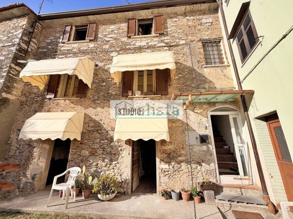 casa indipendente in vendita a Seravezza in zona Pozzi