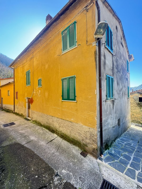 casa indipendente in vendita a Seravezza in zona Azzano