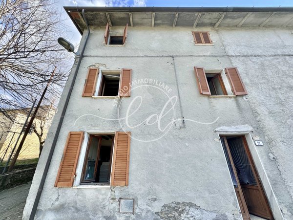 casa indipendente in vendita a Seravezza in zona Azzano