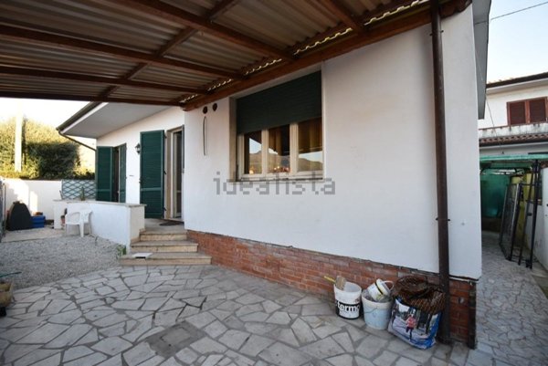 casa indipendente in vendita a Seravezza in zona Querceta