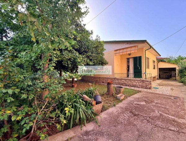 casa indipendente in vendita a Seravezza in zona Querceta