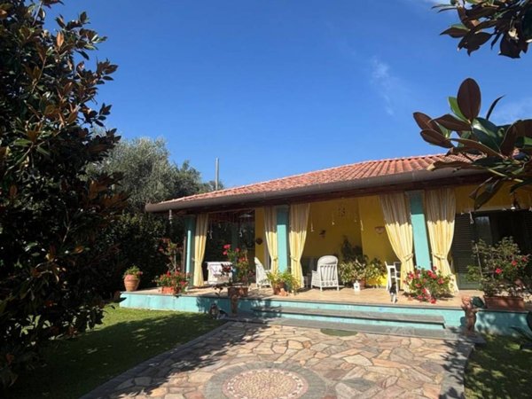 casa indipendente in vendita a Seravezza in zona Querceta