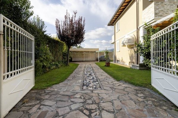 casa indipendente in vendita a Seravezza