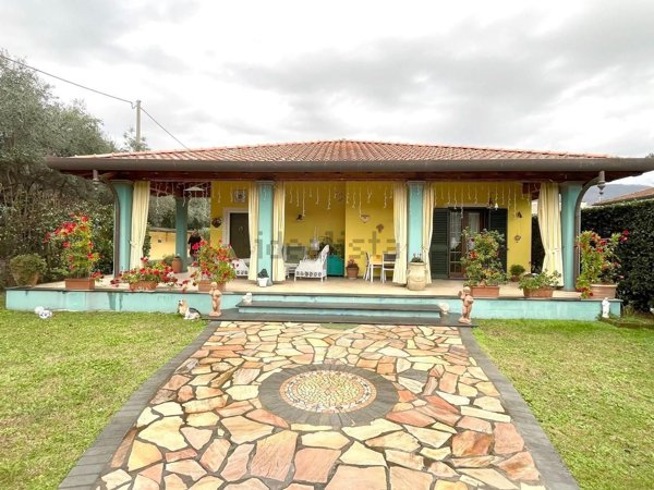 casa indipendente in vendita a Seravezza in zona Querceta