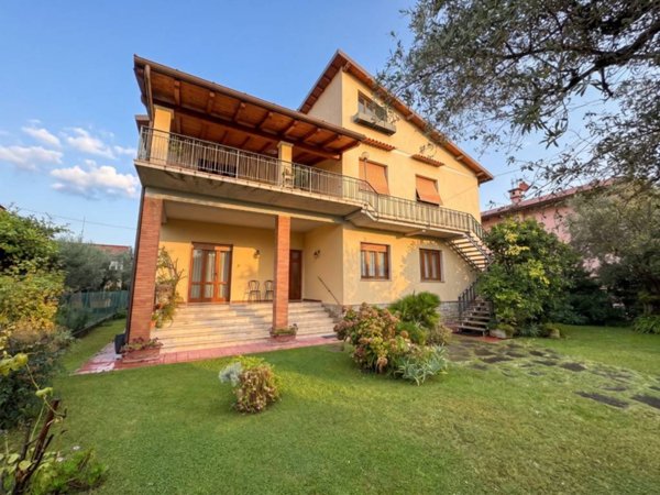 casa indipendente in vendita a Seravezza in zona Pozzi