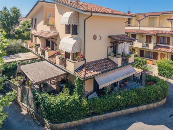 casa indipendente in vendita a Seravezza in zona Querceta