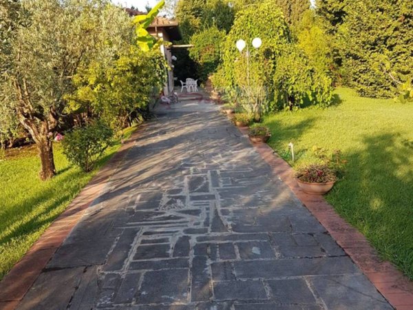 casa indipendente in vendita a Seravezza in zona Querceta