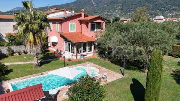 casa indipendente in vendita a Seravezza in zona Querceta
