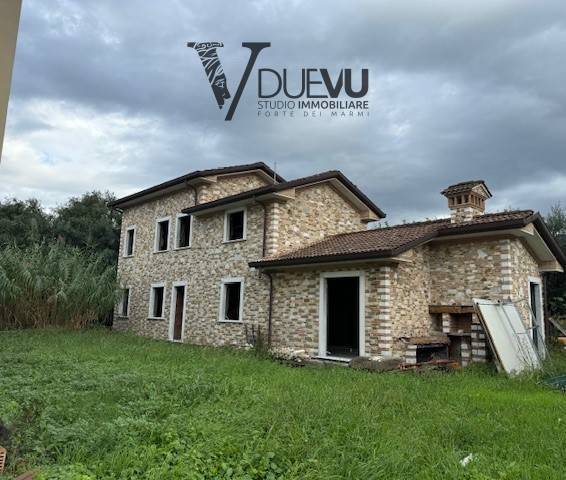 casa indipendente in vendita a Seravezza in zona Querceta