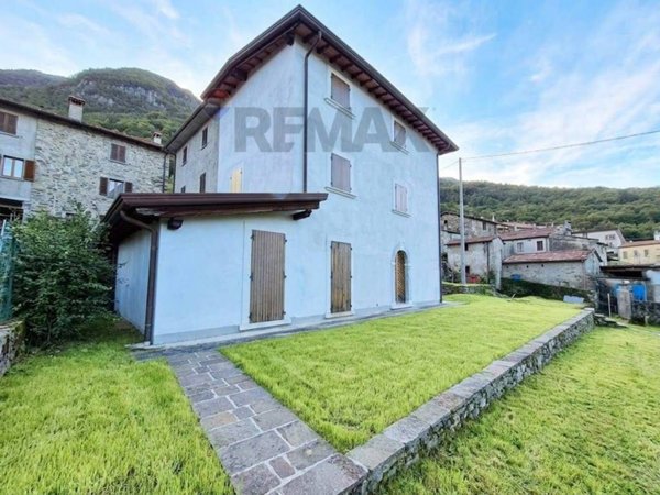 casa indipendente in vendita a Seravezza in zona Azzano