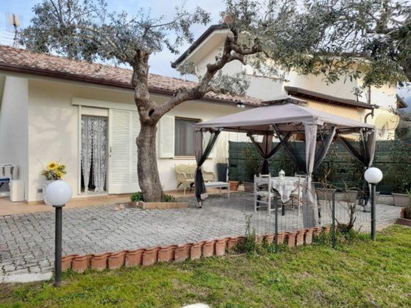 casa indipendente in vendita a Seravezza in zona Pozzi