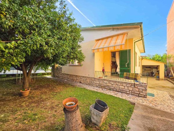 casa indipendente in vendita a Seravezza in zona Ripa