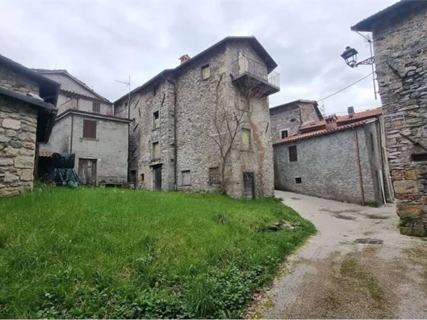 casa indipendente in vendita a Vagli Sotto