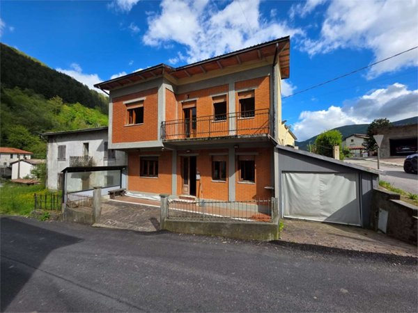 casa indipendente in vendita a Vagli Sotto in zona Roggio