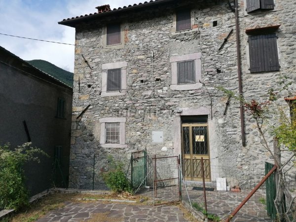 casa indipendente in vendita a Vagli Sotto