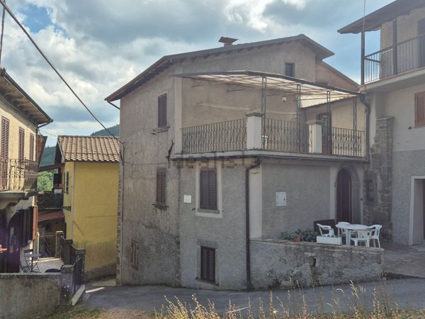 casa indipendente in vendita a Vagli Sotto in zona Roggio