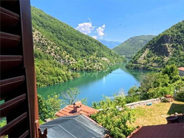 casa indipendente in vendita a Vagli Sotto