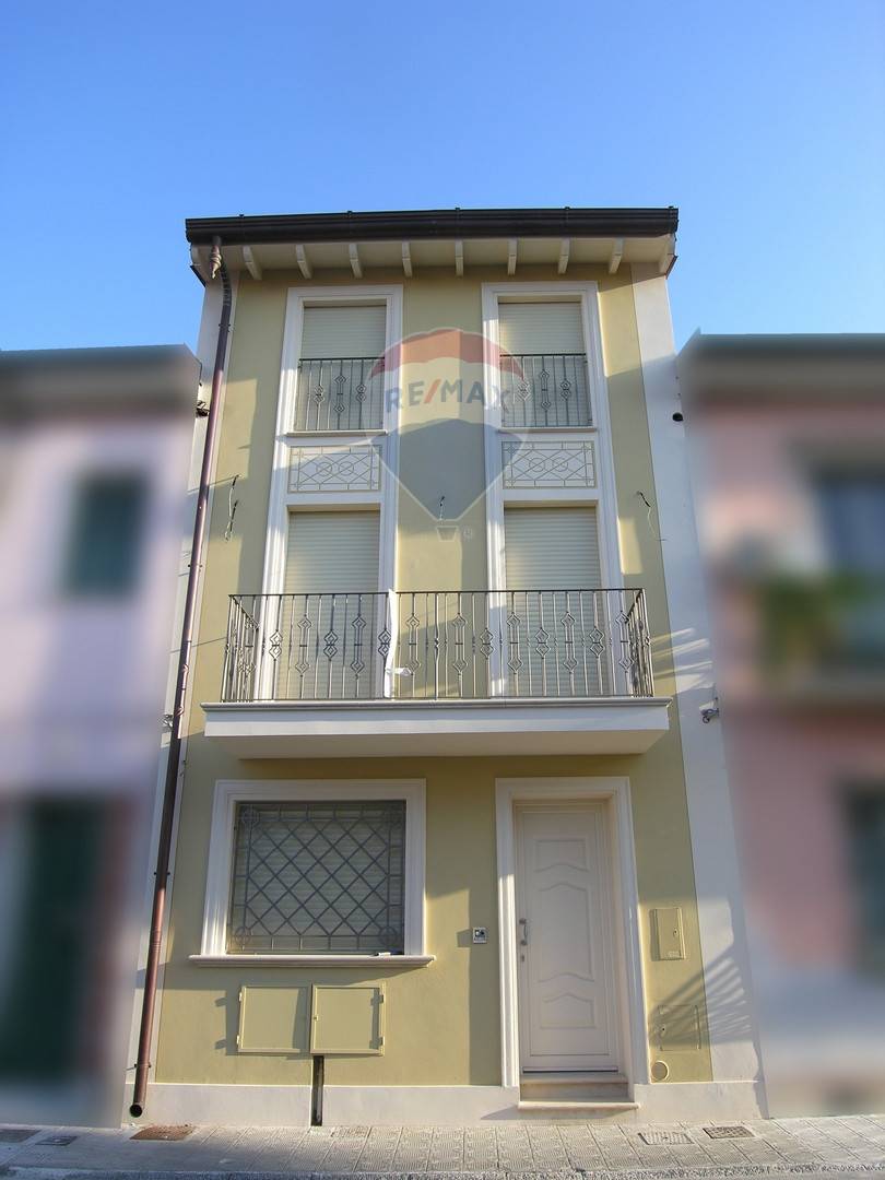 casa indipendente in vendita a Viareggio