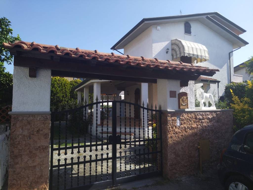 casa indipendente in vendita a Viareggio in zona Torre del Lago