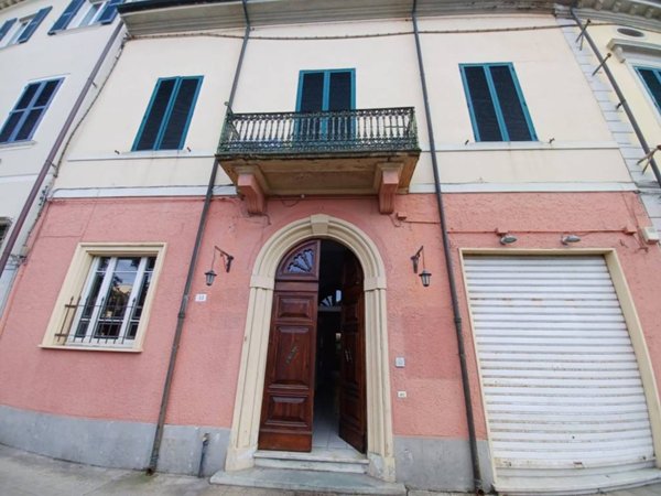 intera palazzina in vendita a Viareggio