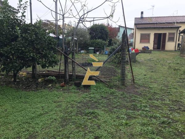 casa indipendente in vendita a Viareggio in zona Torre del Lago