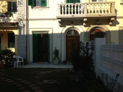 casa indipendente in vendita a Viareggio