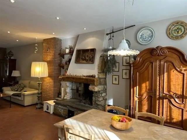 casa indipendente in vendita a Viareggio