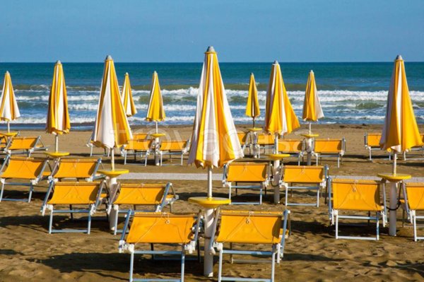 negozio in vendita a Viareggio in zona Torre del Lago