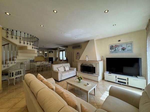 casa indipendente in vendita a Viareggio in zona Torre del Lago