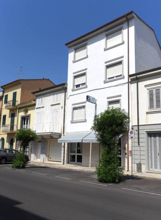negozio in vendita a Viareggio in zona Centro Storico