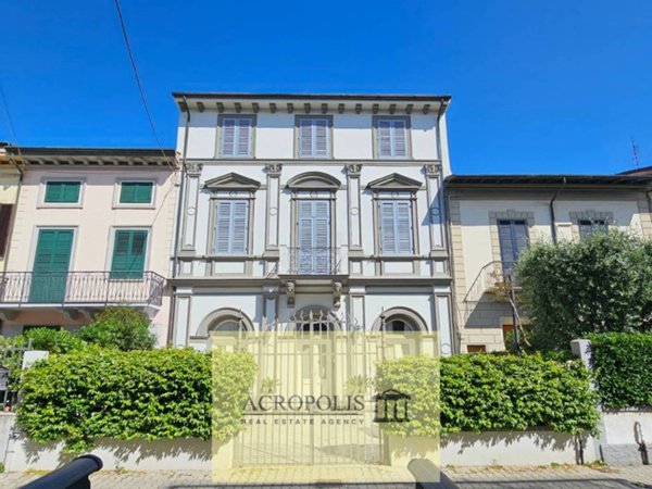 casa indipendente in vendita a Viareggio