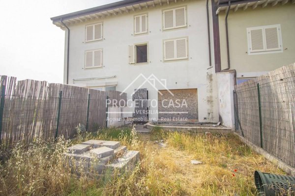 casa indipendente in vendita a Viareggio in zona Torre del Lago